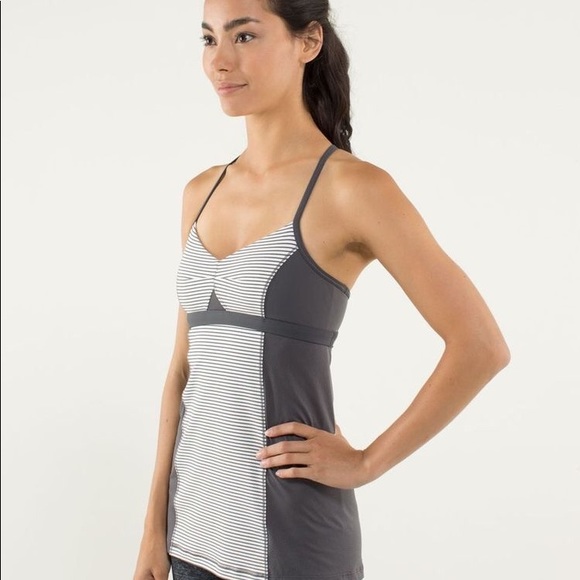 EUC! LULULEMON BLACK & WHITE ABSTRACT DESIGN TANK - Picture 4 of 6